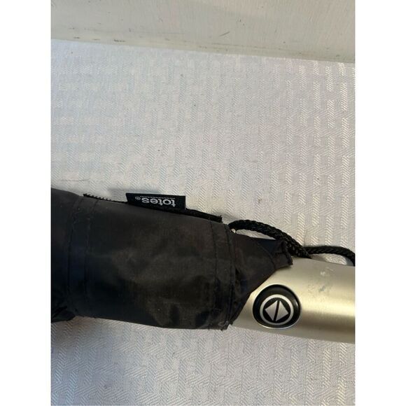 Totes 11" compact umbrella black push button - Picture 3 of 4